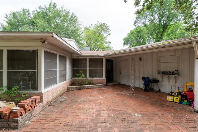 110 Barton Street, Hearne, TX 77859