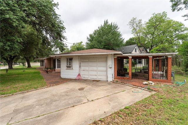 110 Barton Street, Hearne, TX 77859
