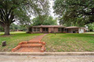 110 Barton Street, Hearne, TX 77859