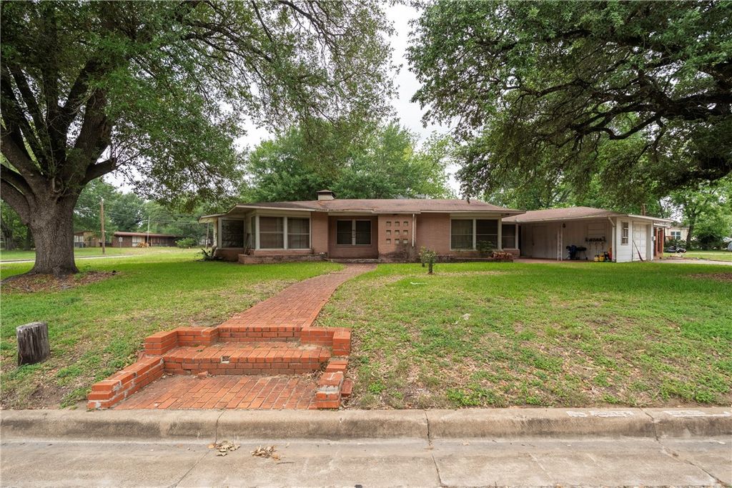110 Barton Street, Hearne, TX 77859