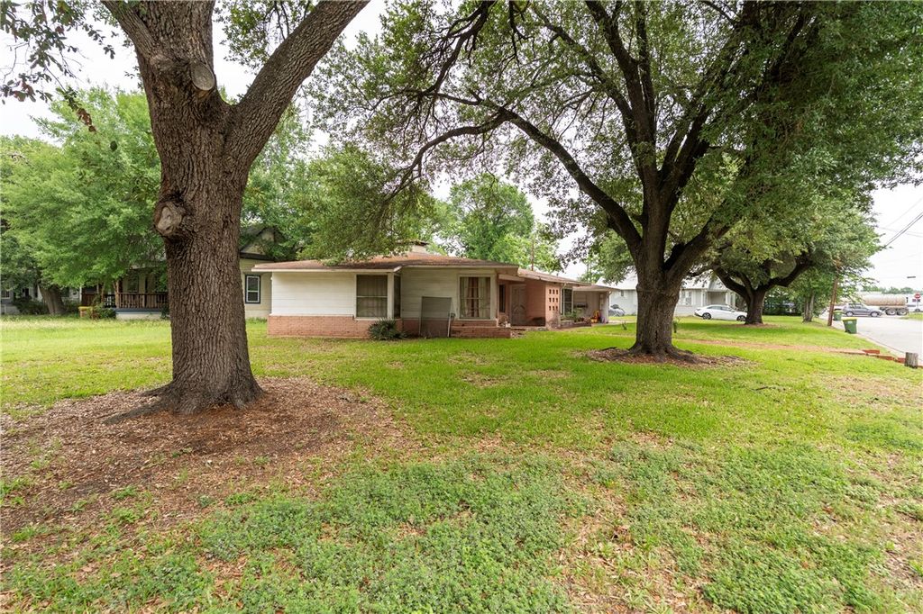 110 Barton Street, Hearne, TX 77859 — photo 2