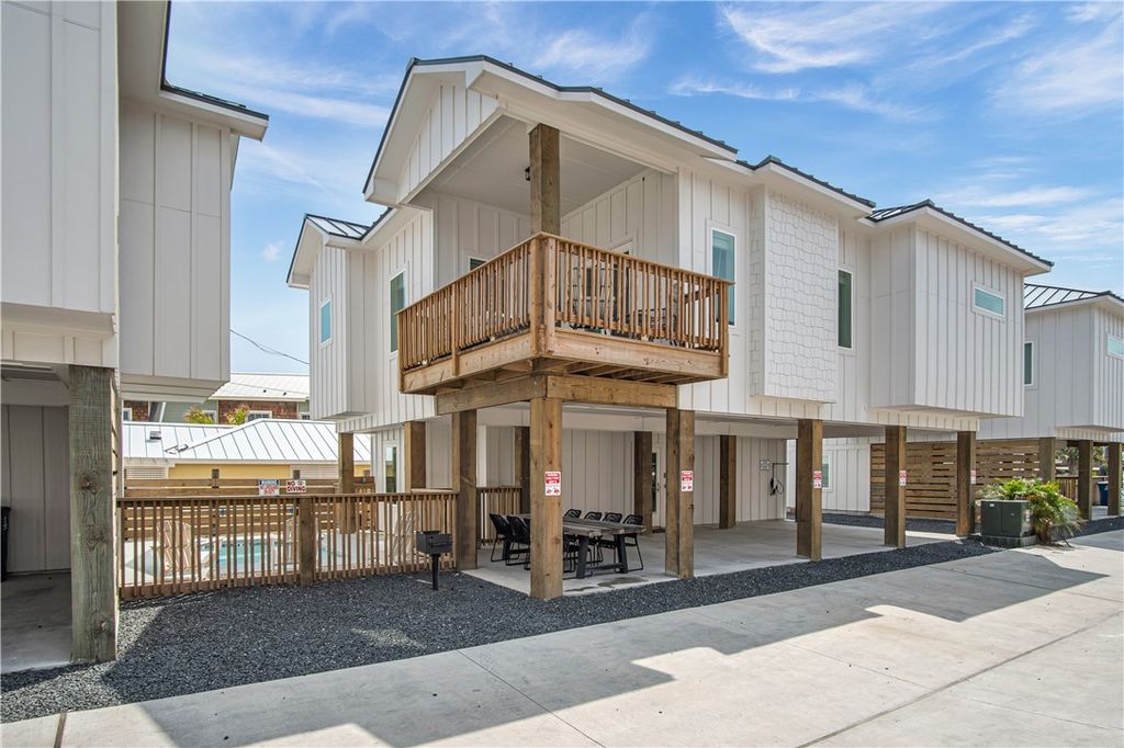 520 Twelfth St B, Port Aransas, TX 78373