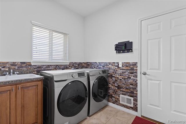 30514 Berghway Trail, Warren, MI 48092