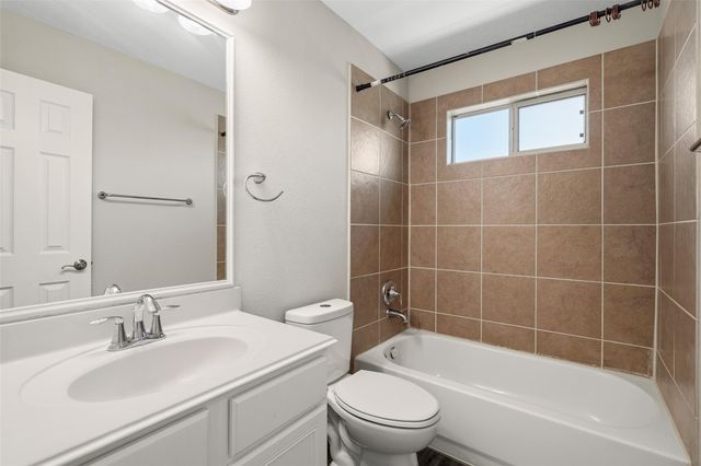 8530 E Highlands Crossing, Highlands, TX 77562