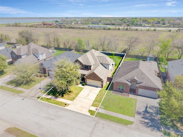 8530 E Highlands Crossing, Highlands, TX 77562