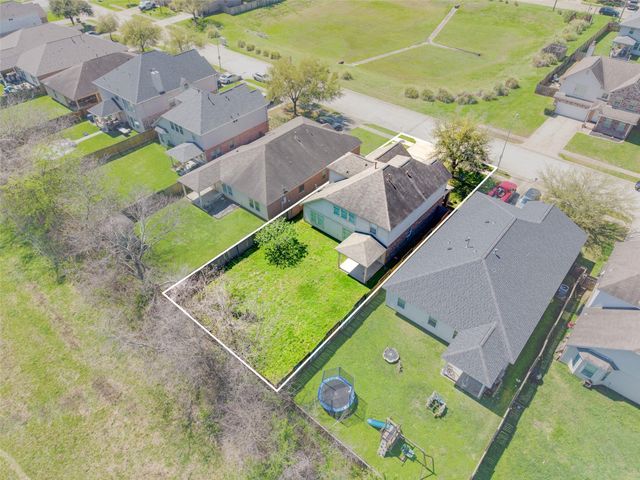 8530 E Highlands Crossing, Highlands, TX 77562