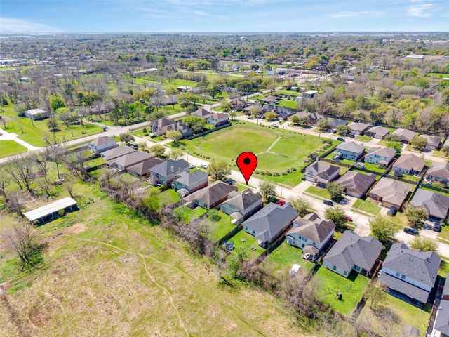 8530 E Highlands Crossing, Highlands, TX 77562