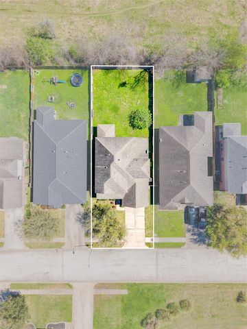 8530 E Highlands Crossing, Highlands, TX 77562