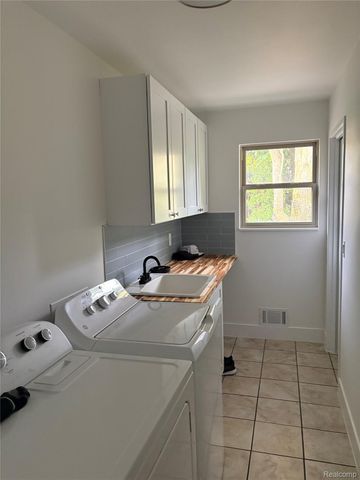35050 Newport Court, New Baltimore, MI 48047