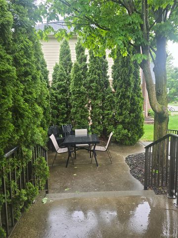 35050 Newport Court, New Baltimore, MI 48047