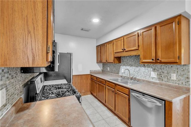 809 Huntly DR, Chesapeake, VA 23320