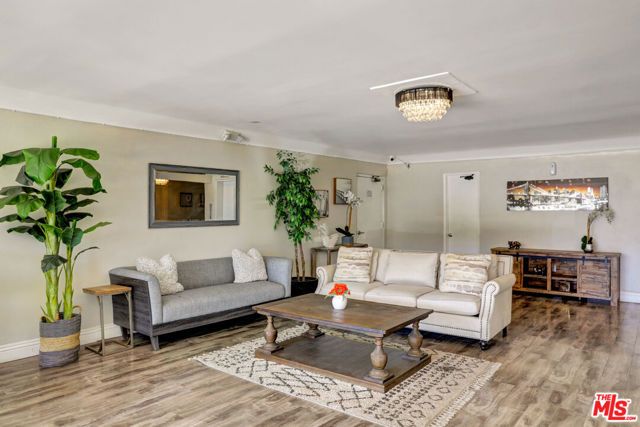 12325 Chandler Boulevard, Valley Village, CA 91607