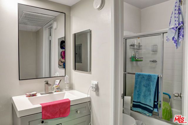 12325 Chandler Boulevard, Valley Village, CA 91607