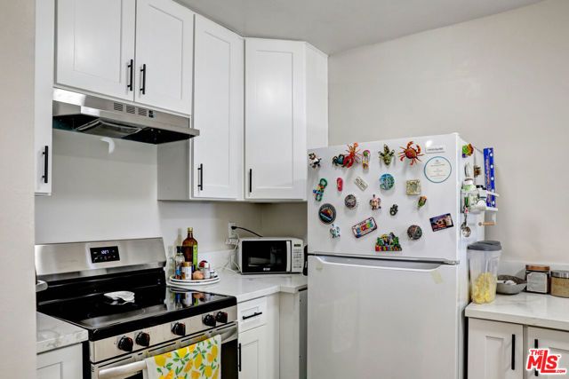 12325 Chandler Boulevard, Valley Village, CA 91607