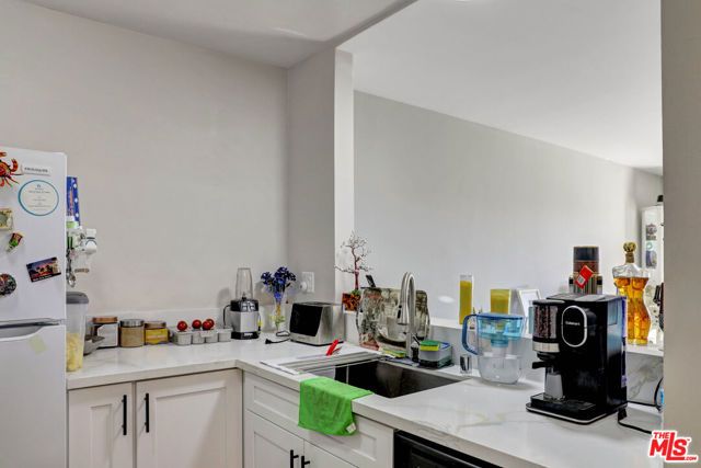 12325 Chandler Boulevard, Valley Village, CA 91607