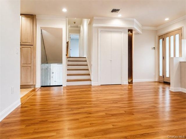 5 Eaton Road, Syosset, NY 11791