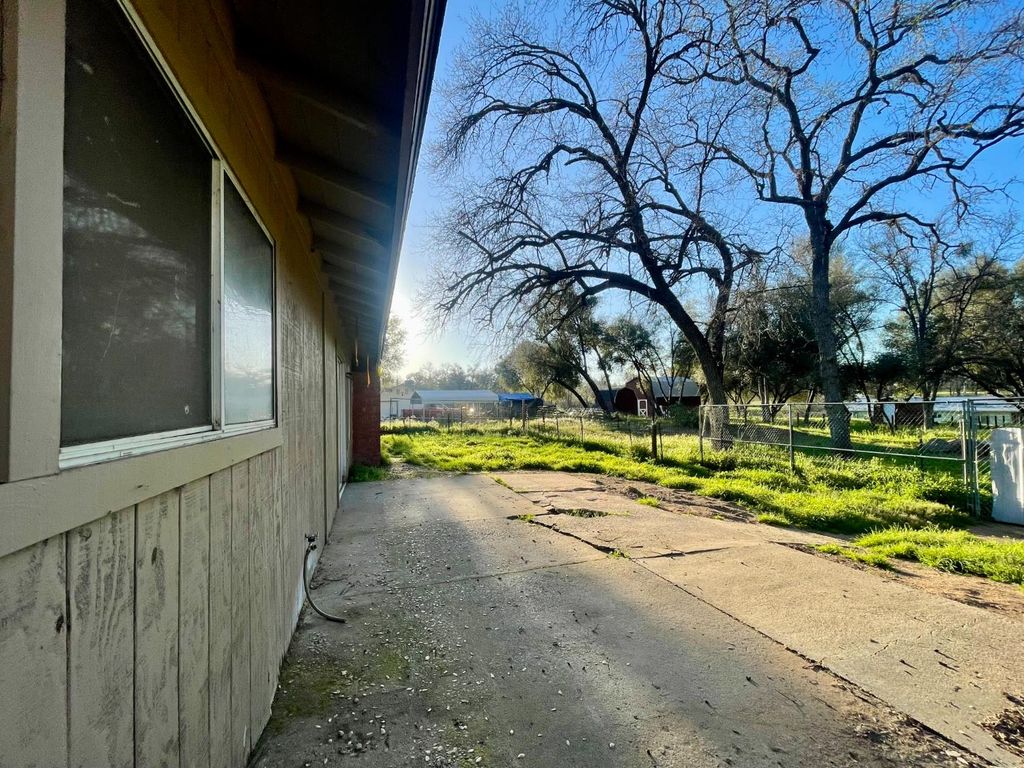 Image 17 of property listing at 47945 Klamath Avenue, Coarsegold, CA 93614