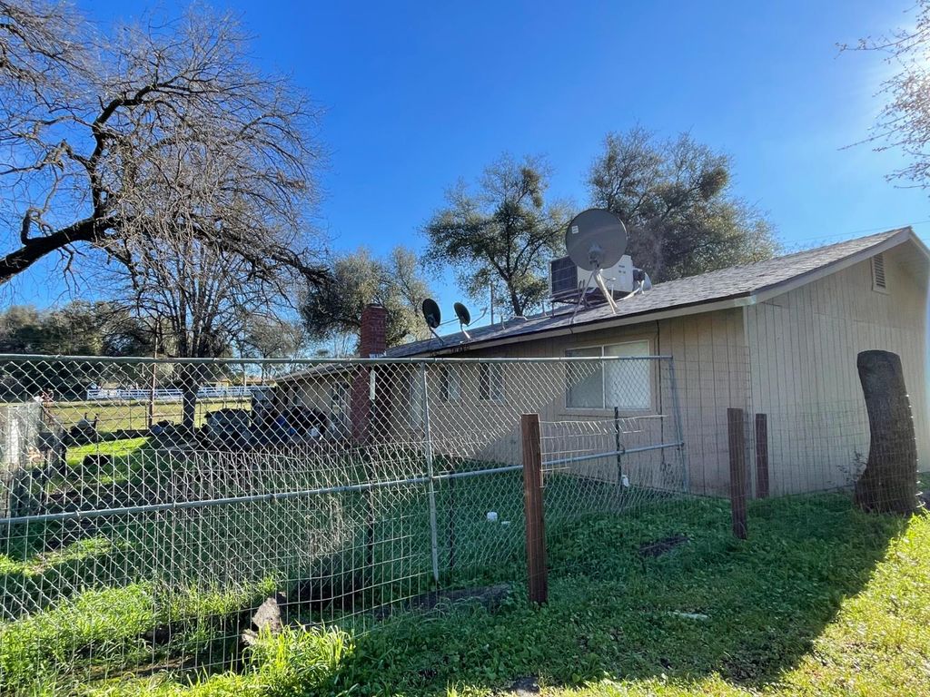 Image 3 of property listing at 47945 Klamath Avenue, Coarsegold, CA 93614