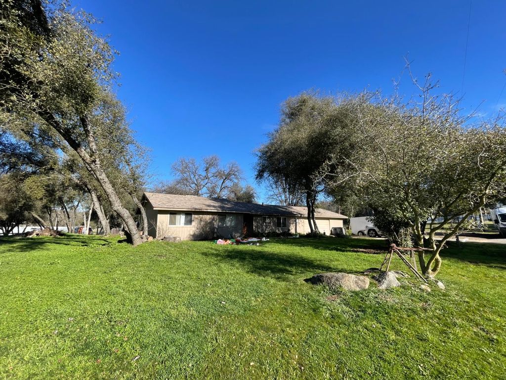 Image 5 of property listing at 47945 Klamath Avenue, Coarsegold, CA 93614