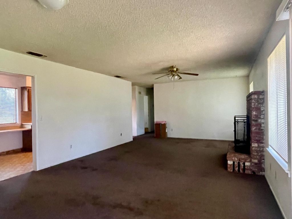 Image 8 of property listing at 47945 Klamath Avenue, Coarsegold, CA 93614