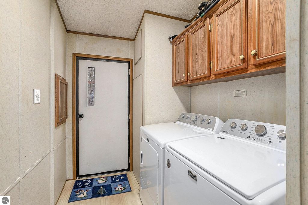 Image 10 of property listing at 11401 Hibner Road, Hartland, MI 48353