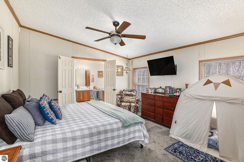 Image 11 of property listing at 11401 Hibner Road, Hartland, MI 48353