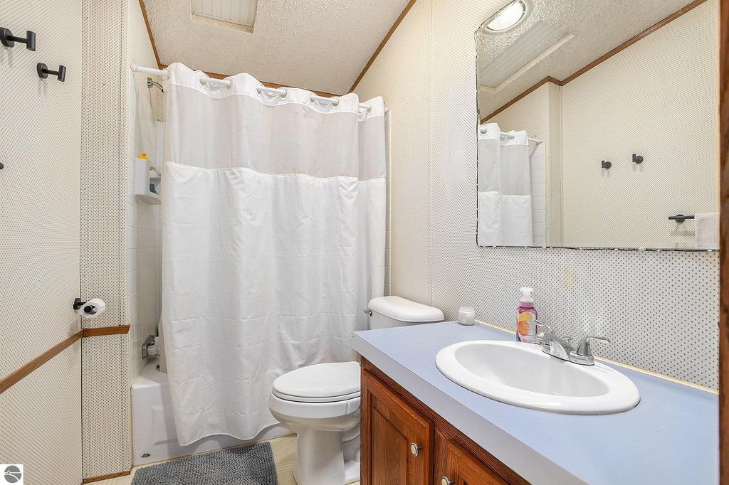 Image 13 of property listing at 11401 Hibner Road, Hartland, MI 48353