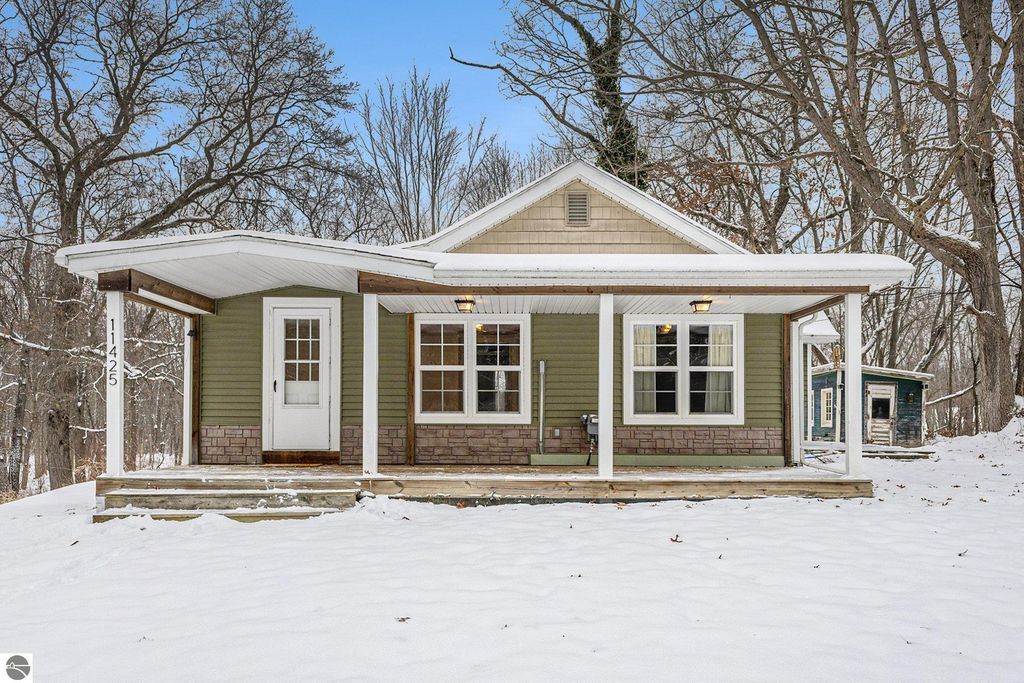 Image 2 of property listing at 11401 Hibner Road, Hartland, MI 48353