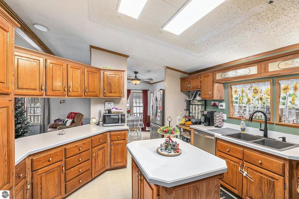 Image 9 of property listing at 11401 Hibner Road, Hartland, MI 48353