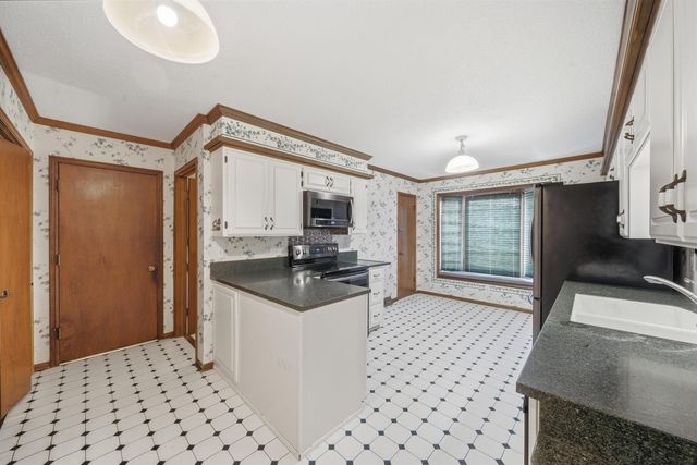 1213 E Brook Forest Ct, Derby, KS 67037