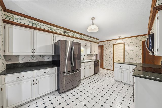 1213 E Brook Forest Ct, Derby, KS 67037