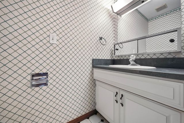 1213 E Brook Forest Ct, Derby, KS 67037