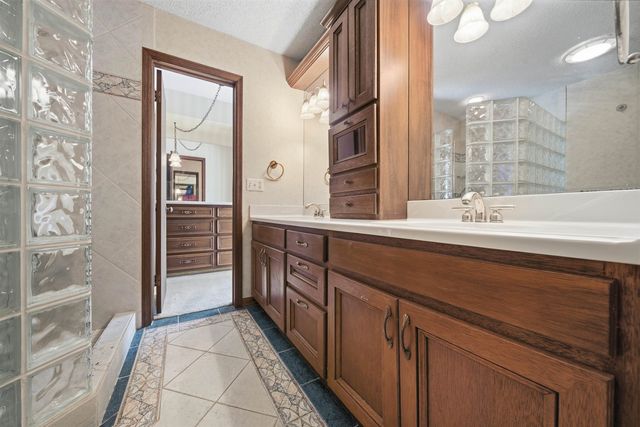 1213 E Brook Forest Ct, Derby, KS 67037