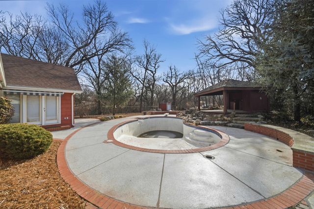 1213 E Brook Forest Ct, Derby, KS 67037