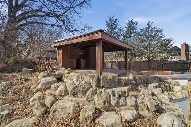 1213 E Brook Forest Ct, Derby, KS 67037