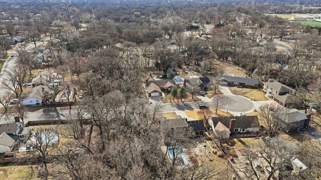 1213 E Brook Forest Ct, Derby, KS 67037