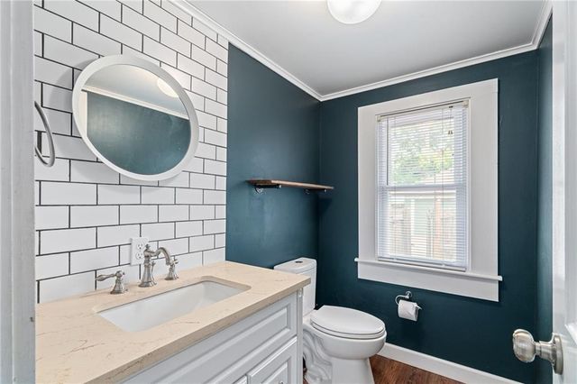 5915 Holmes Street, Kansas City, MO 64110