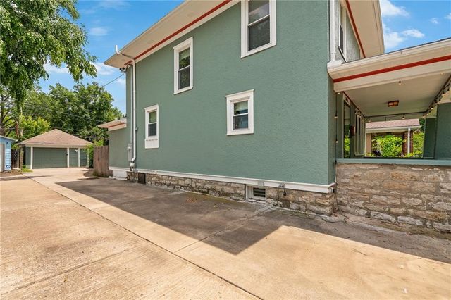 5915 Holmes Street, Kansas City, MO 64110