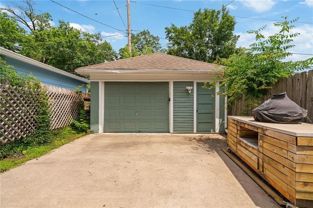 5915 Holmes Street, Kansas City, MO 64110