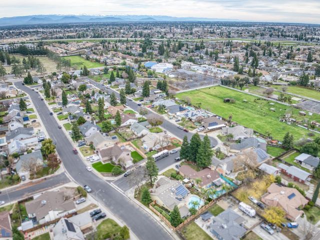 230 N Bush Avenue, Clovis, CA 93612