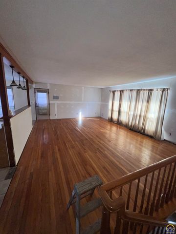 13818 K-214 HWY, Hoyt, KS 66440