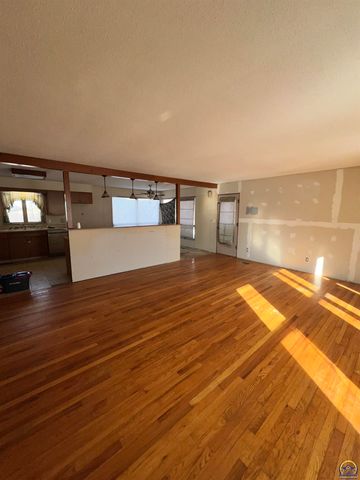 13818 K-214 HWY, Hoyt, KS 66440