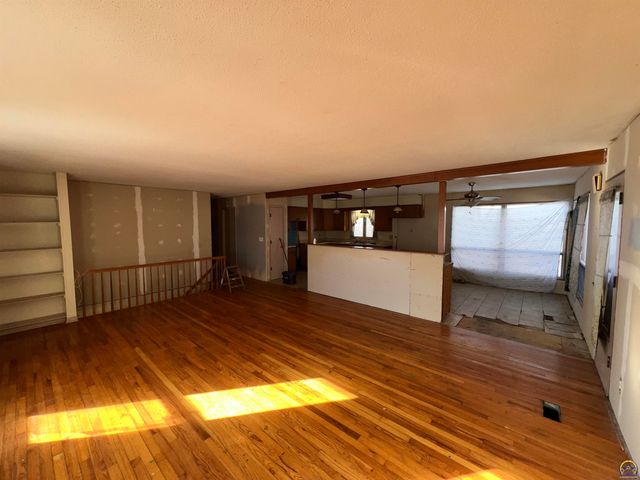 13818 K-214 HWY, Hoyt, KS 66440