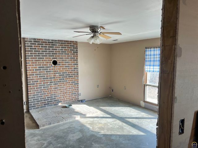 13818 K-214 HWY, Hoyt, KS 66440