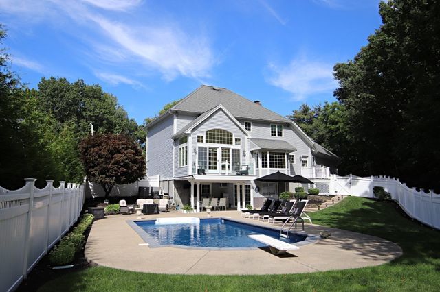 33 Sanders Drive, Saugus, MA 01906