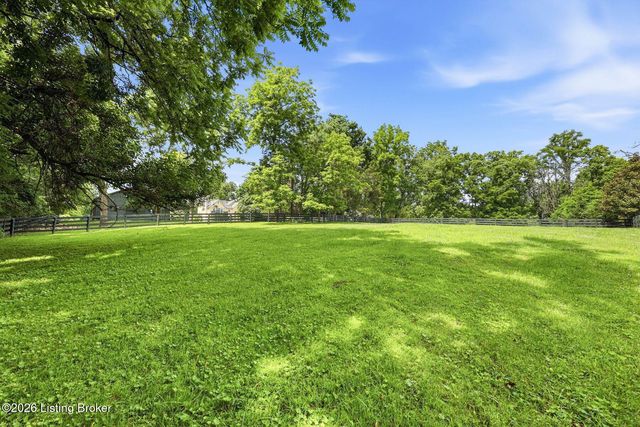 11005 Park Rd, Anchorage, KY 40223