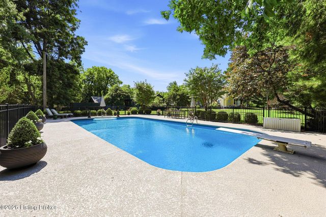 11005 Park Rd, Anchorage, KY 40223