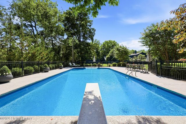 11005 Park Rd, Anchorage, KY 40223