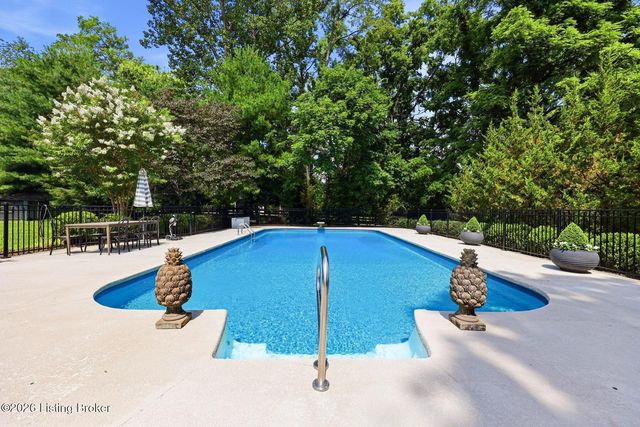 11005 Park Rd, Anchorage, KY 40223