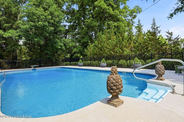 11005 Park Rd, Anchorage, KY 40223